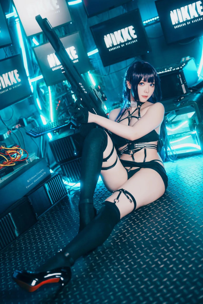 Seductive Secret Agent Cosplay: A Stunning Spy Girl Look That Turns Heads Seductive Secret Agent Cosplay: A Stunning Spy Girl Look That Turns Heads