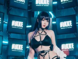 Seductive Secret Agent Cosplay: A Stunning Spy Girl Look That Turns Heads